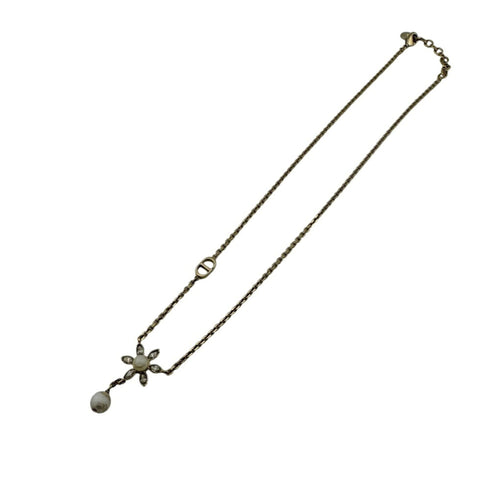 In Bloom Flower Motif Pendant Necklace Gold