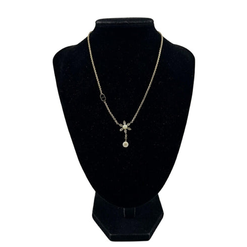 In Bloom Flower Motif Pendant Necklace Gold
