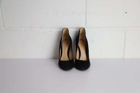 Women's Gianvito Rossi Round-toe Flared Pumps in Black Suede