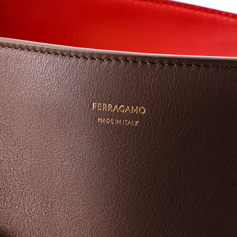Hug Shoulder Bag Leather Medium