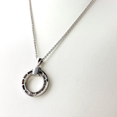 Circle Pendant Necklace with Diamond