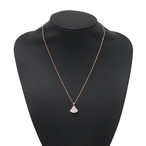 Pendant Necklace 18K Rose Gold with Mother of Pearl and Diamond