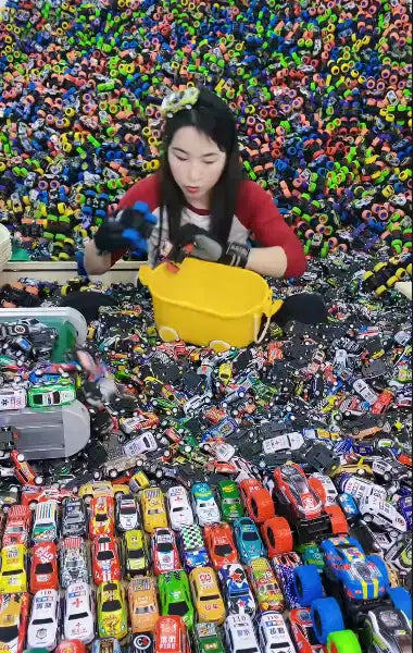 WEIQUEEN 50randomized cars（A big box. All colors. Occasionally 1 or 2 bigger cars.)
